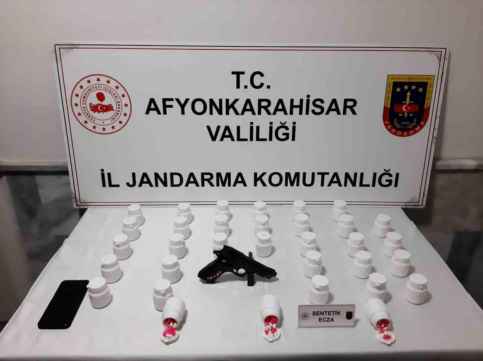 Afyonkarahisar’da Jandarma 1813 Uyuşturucu Hapı ve Ruhsatsız Tabanca ile Zehir Tacirini Yakaladı