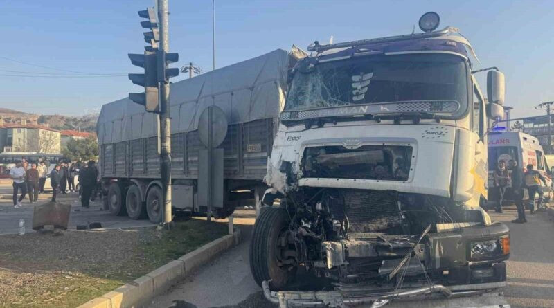 Afyonkarahisar'da Tır ile Midibüs Çarpışması: 5 Kişi Yaralandı 1