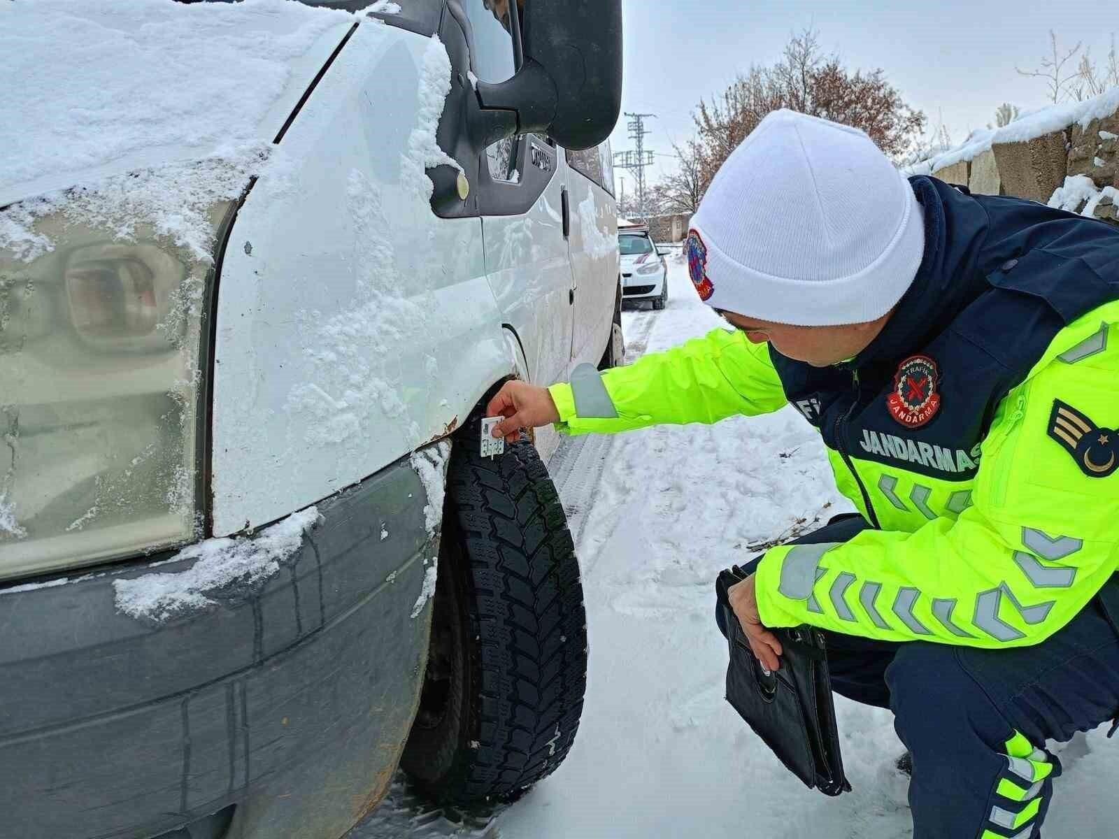 Ağrı’da Kapsamlı Jandarma Kontrolünde 36 Sürücü Para Cezası, 9 Araç Trafikten Men Edildi