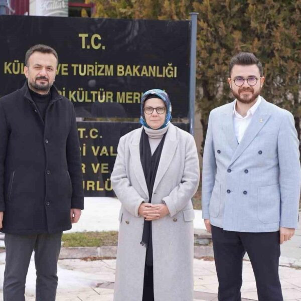 AK Parti Kayseri İl Başkanı Hüseyin Okandan ve Ayşe Böhürler, Kayseri Kültür Merkezi'nde onarım çalışmalarını inceliyor.-5