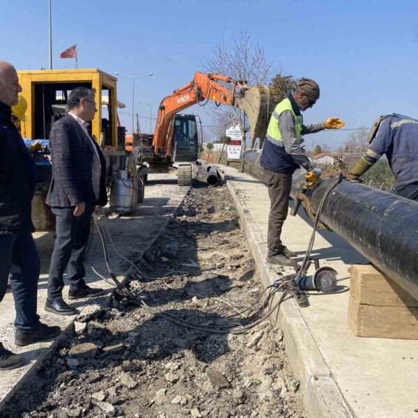 Alaşehir Belediye Başkanı Ahmet Öküzcüoğlu, yeni su boru hattını inceliyor.-1