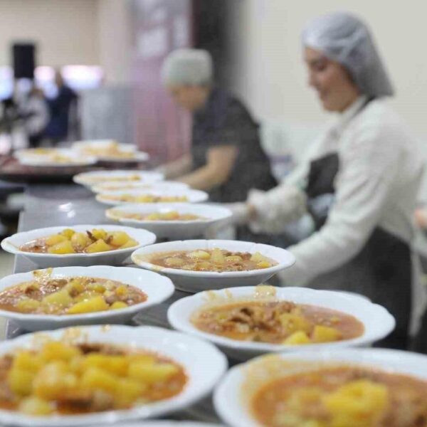 Aliağa Belediyesi'nin düzenlediği iftar programına katılan vatandaşlar-1