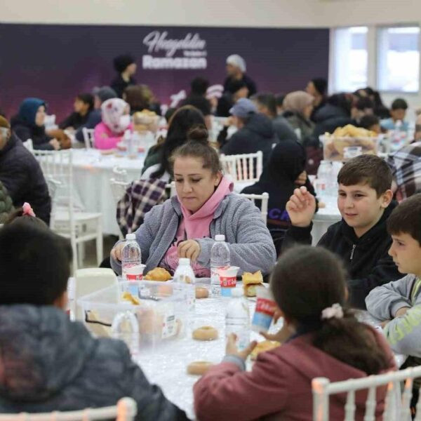 Aliağa Belediyesi'nin düzenlediği iftar programına katılan vatandaşlar-3