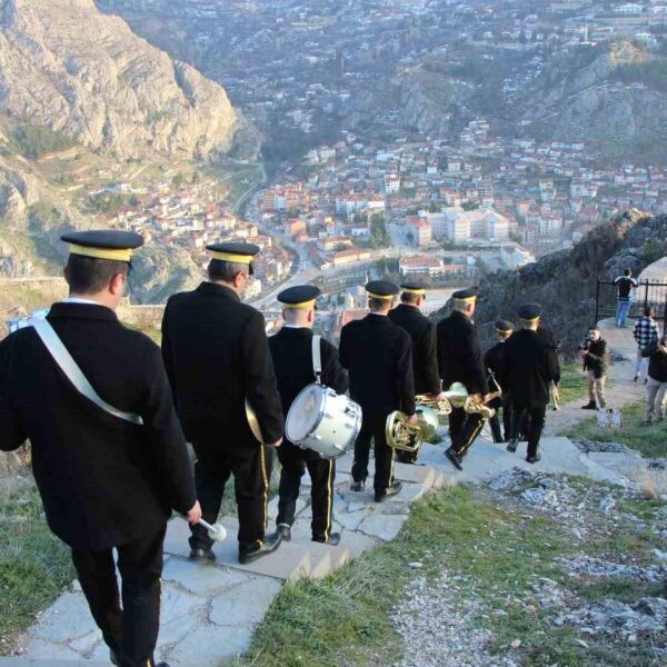 Amasya Belediye Bando ekibi Harşena Kalesi'nde konser veriyor.-1