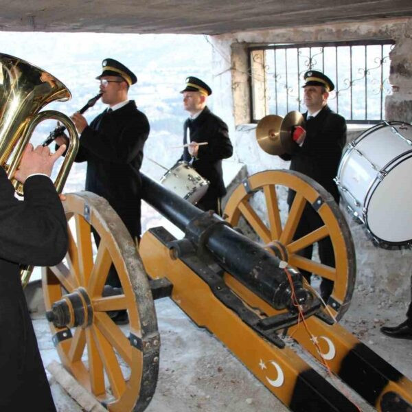 Amasya Belediye Bando ekibi Harşena Kalesi'nde konser veriyor.-5