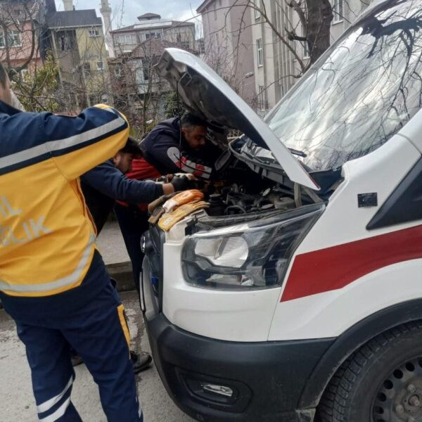 Ambulans motoruna sıkışan kedi-1