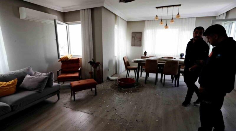 Antalya'da Yıldırım Düşmesi: Apartmanda Zarar 1