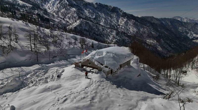 Artvin Borçka'da Çığ Felaketi: Karayolları Tesislerine Hasar, İş Makineleri Çığ Altında 1