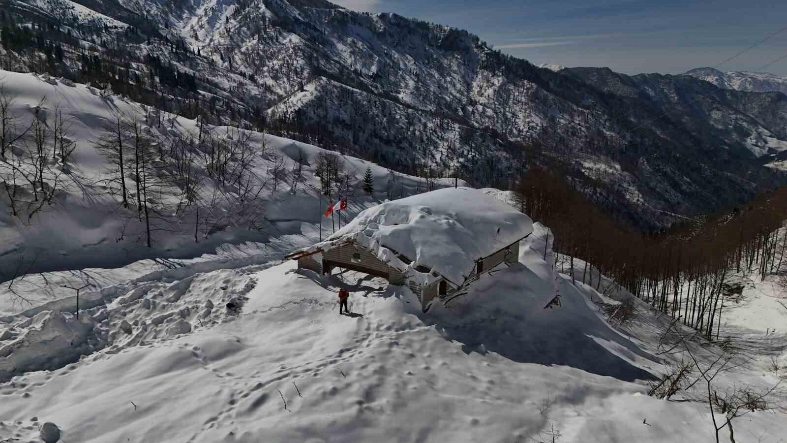 Artvin Borçka’da Çığ Felaketi: Karayolları Tesislerine Hasar, İş Makineleri Çığ Altında