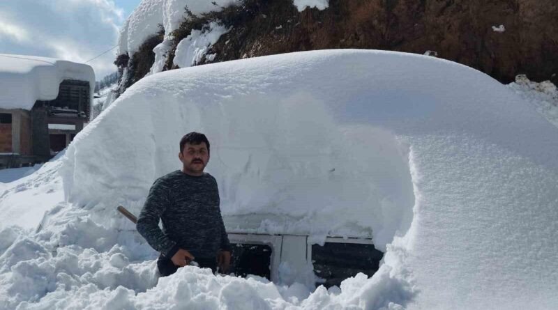 Artvin Borçka'da Yoğun Kar Yağışı Sonucu Arabası Kar Altında Kalmış Abdulmecid Yıldız'ın Çabaları 1