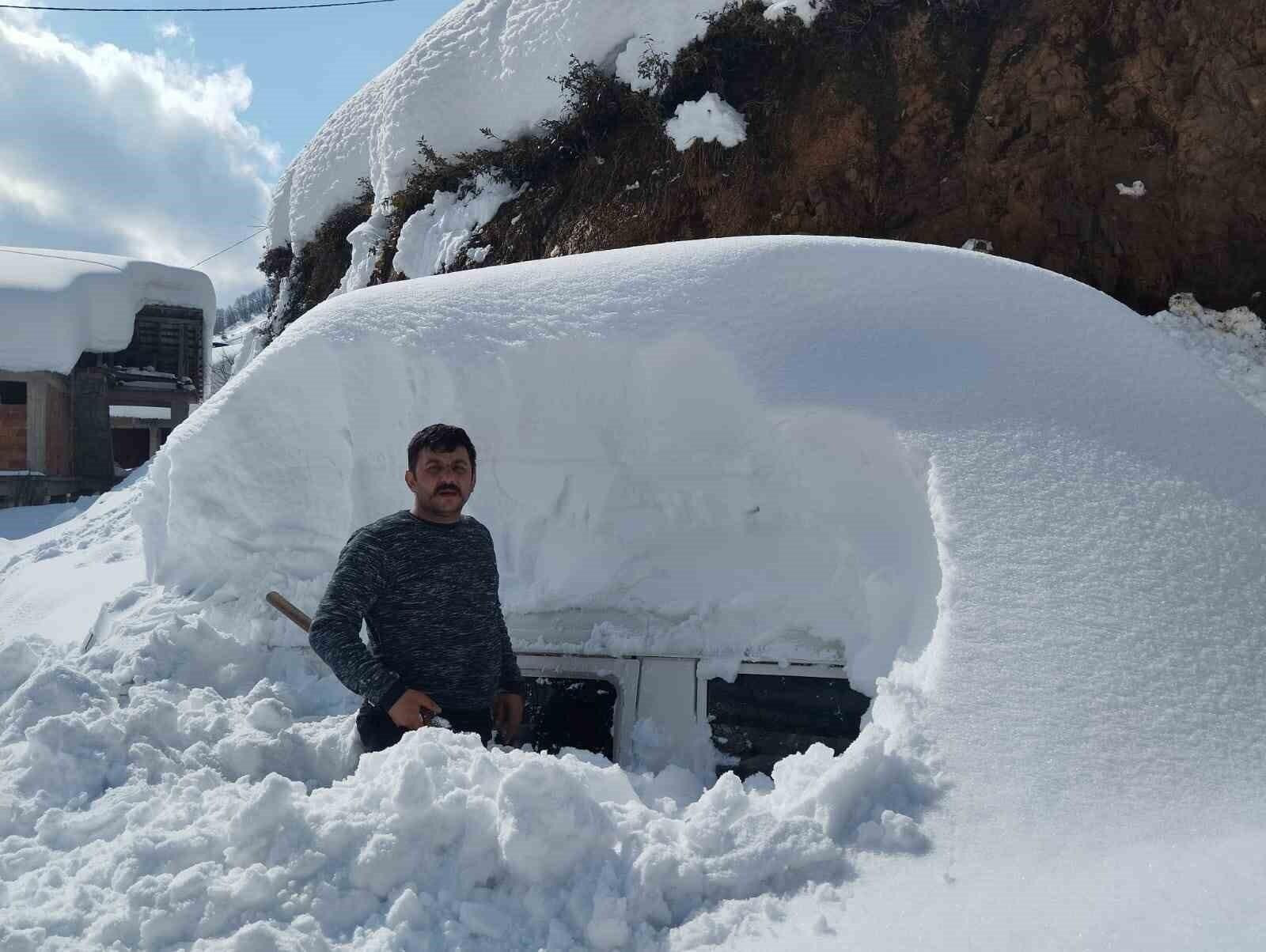 Artvin Borçka’da Yoğun Kar Yağışı Sonucu Arabası Kar Altında Kalmış Abdulmecid Yıldız’ın Çabaları