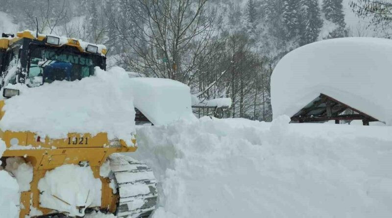 Artvin'de Çığ Karayolları Bakımevinin Üzerine Düştü 9