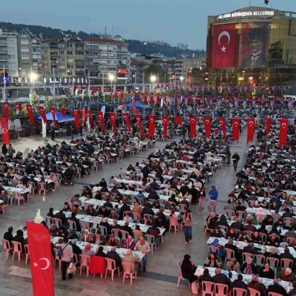 Aydın Büyükşehir Belediye Başkanı Özlem Çerçioğlu'nun iftar sofrasında vatandaşlarla birlikte olduğu görüntü-1