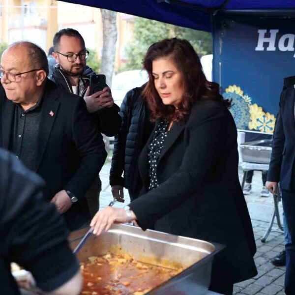 Aydın Büyükşehir Belediye Başkanı Özlem Çerçioğlu vatandaşlarla birlikte iftar-1