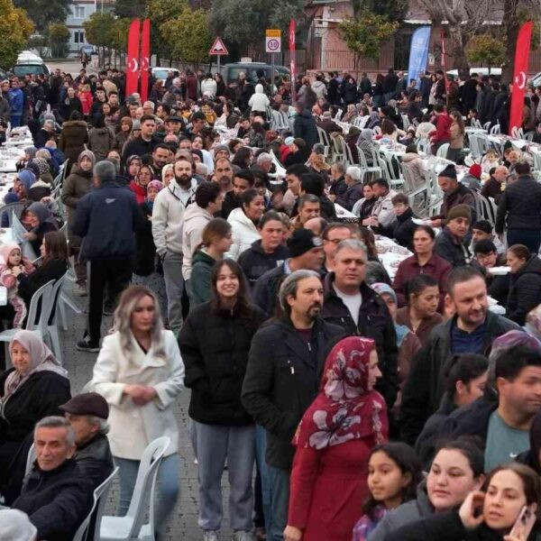 Aydın Büyükşehir Belediye Başkanı Özlem Çerçioğlu vatandaşlarla birlikte iftar-3