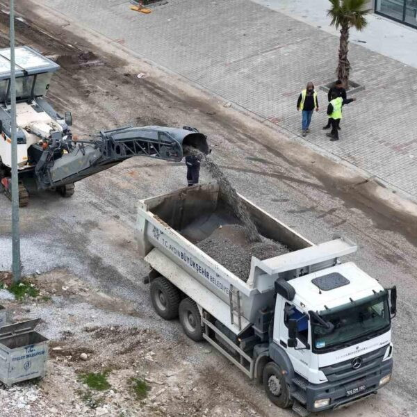 Aydın Büyükşehir Belediyesi ekiplerinin Karacasu Caddesi'nde yol yapım çalışması-1