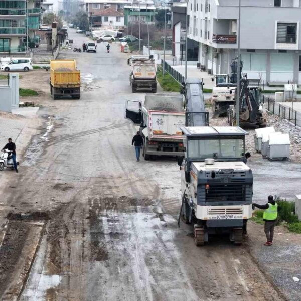 Aydın Büyükşehir Belediyesi ekiplerinin Karacasu Caddesi'nde yol yapım çalışması-3