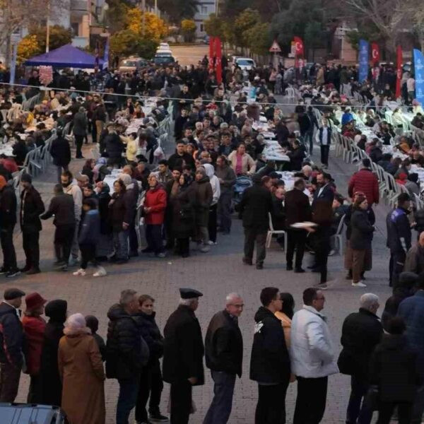 Aydın Büyükşehir Belediyesi'nin düzenlediği bir araya getiren iftar sofrası-2