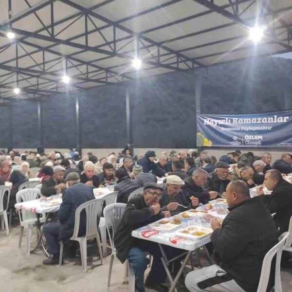 Aydın Büyükşehir Belediyesi'nin düzenlediği iftar programında vatandaşlar-1