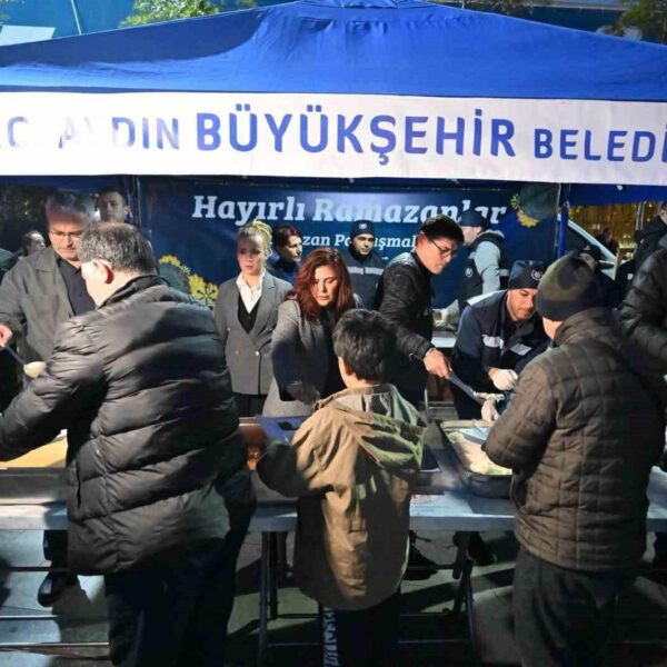 Aydın Büyükşehir Belediyesi'nin iftar sofrasına katılan vatandaşlar-3