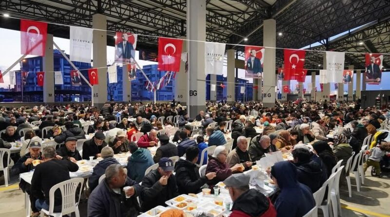 Ayvalık Belediye Başkanı Mesut Ergin İlk Iftarda Vatandaşlarla Bir Araya Geldi 1