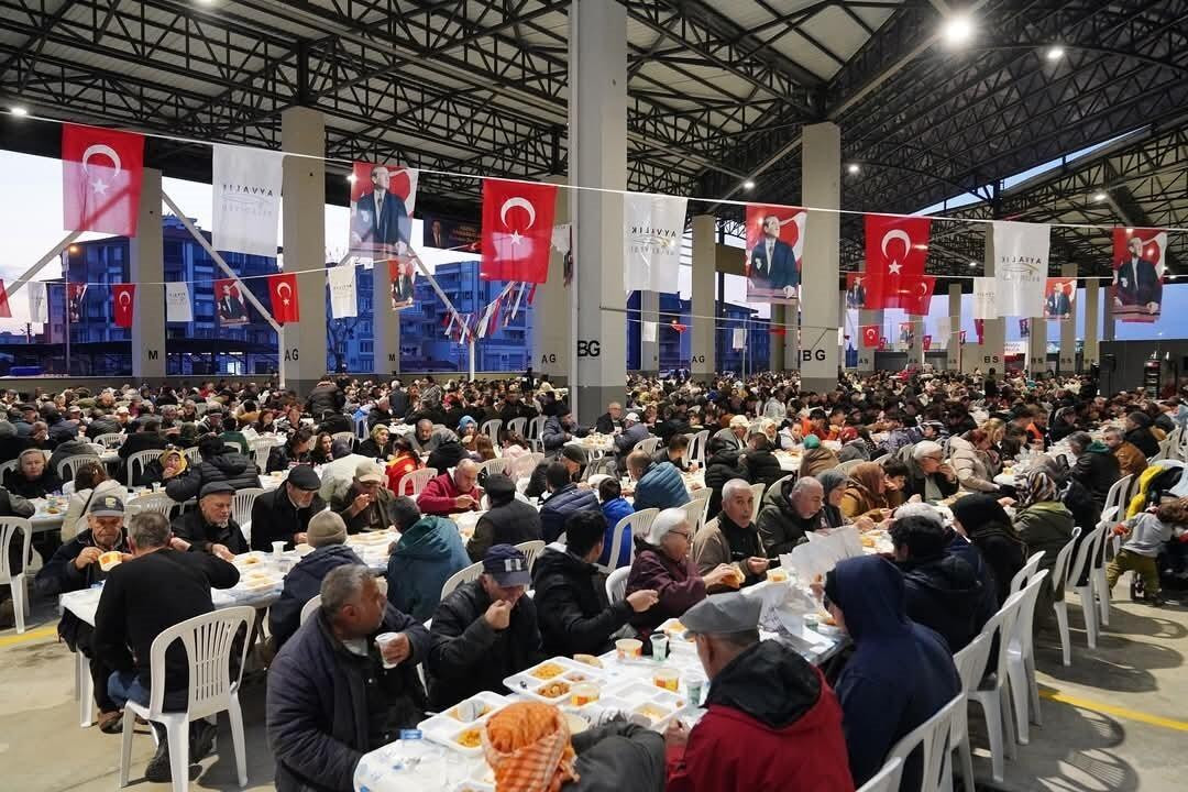 Ayvalık Belediye Başkanı Mesut Ergin İlk Iftarda Vatandaşlarla Bir Araya Geldi