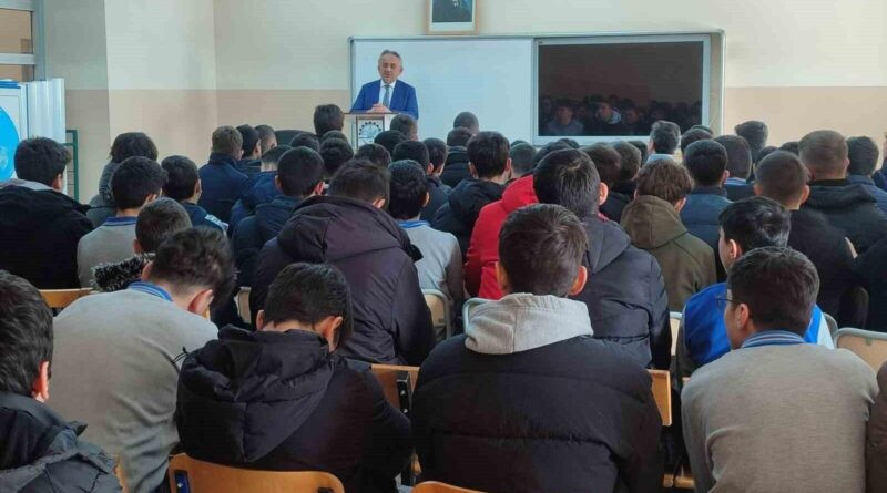 Bayburt İl Müftüsü Bayram Danacı, Lise Öğrencilerine Söyleşi Programı Düzenledi 1