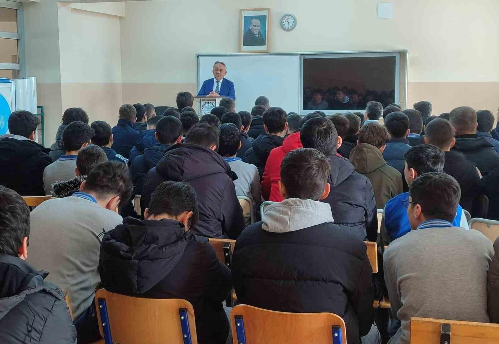 Bayburt İl Müftüsü Bayram Danacı, Lise Öğrencilerine Söyleşi Programı Düzenledi