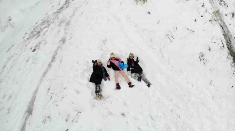 Bayburt'ta Kar Keyfi: Çocuklar Şehrin İki Mevsimini Bir Arada Yaşıyor 1