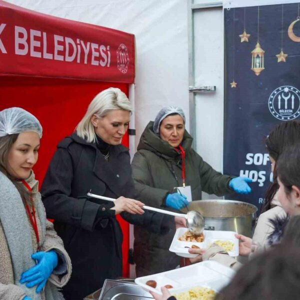 Bilecik Belediye Başkanı Melek Mızrak Subaşı, iftar çadırında vatandaşlarla sohbet ediyor.