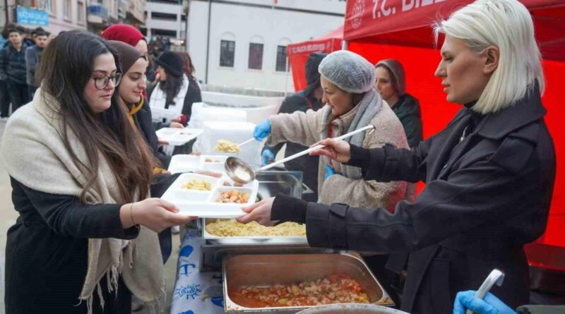 Bilecik Belediye Başkanı Melek Mızrak Subaşı Şehir Merkezinde Vatandaşlarla İftar Yedi 1