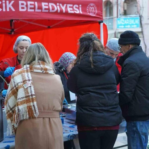 Bilecik Belediyesi'nin düzenlediği iftar sofrasında vatandaşlar bir araya geliyor.-1