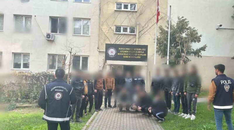 Bursa'da Göçmen Kaçakçılığı Operasyonu: 2 Şüpheli ve 18 Kaçak Göçmen Yakalandı 1