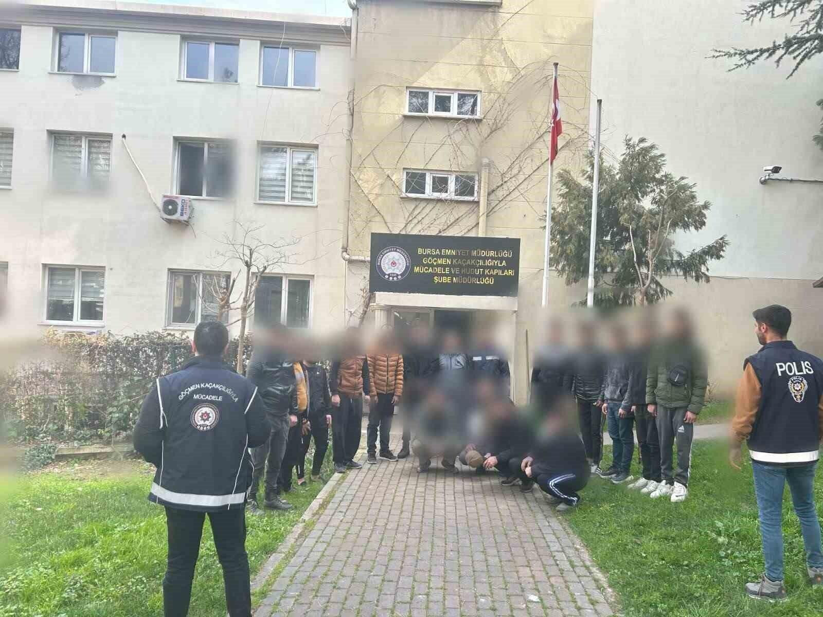 Bursa’da Göçmen Kaçakçılığı Operasyonu: 2 Şüpheli ve 18 Kaçak Göçmen Yakalandı