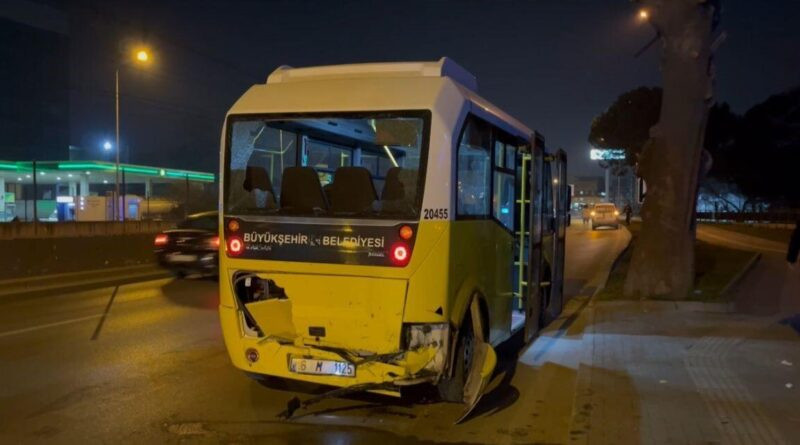 Bursa'da Makas Atan Otomobil Sürücüsü Minibüse Çarptı, 10 Yüzü Yaralandı 1