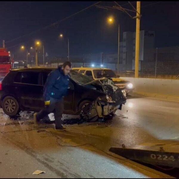 Bursa'da meydana gelen trafik kazası sonrasında yaralılar ambulanslarla kaldırılıyor.-1