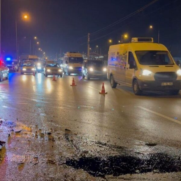 Bursa'da meydana gelen trafik kazası sonrasında yaralılar ambulanslarla kaldırılıyor.-3