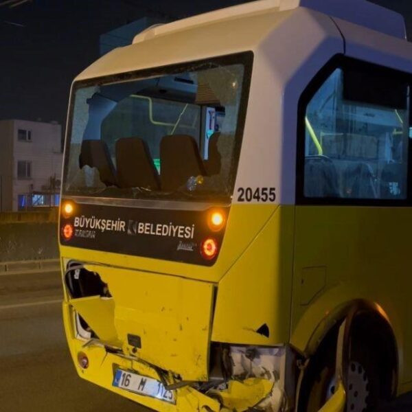 Bursa'da meydana gelen trafik kazası sonrasında yaralılar ambulanslarla kaldırılıyor.-5