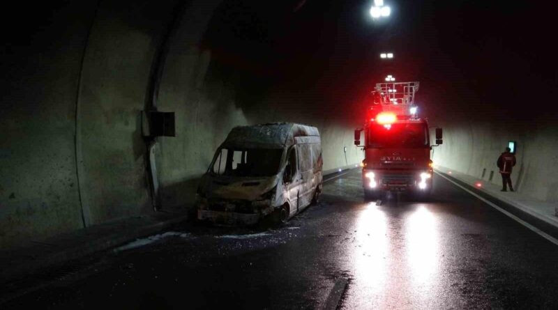 Çanakkale'de Assos Tüneli'nde Ambulans Yangını, Ulaşım Kapatıldı 1