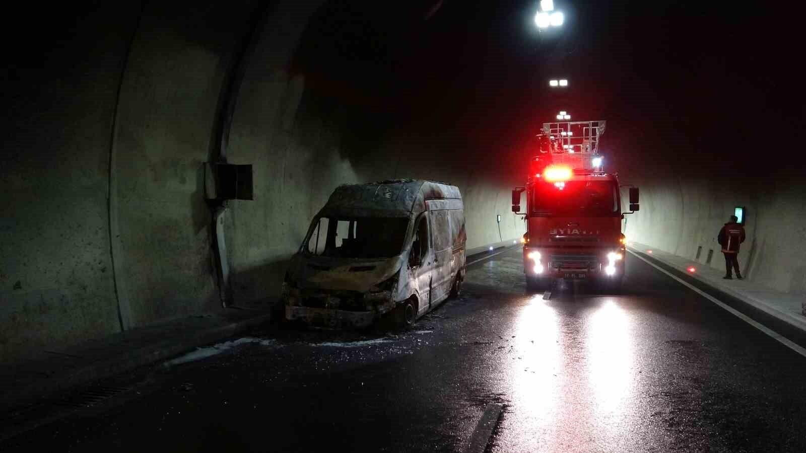 Çanakkale’de Assos Tüneli’nde Ambulans Yangını, Ulaşım Kapatıldı