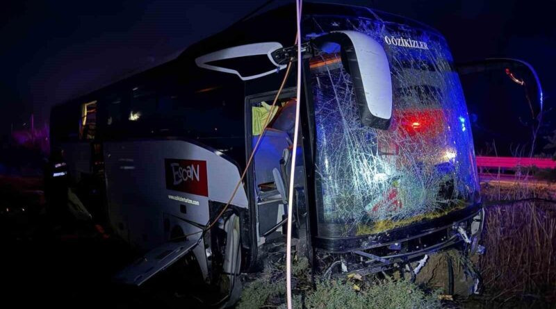 Çanakkale'de Yunanistan'dan İzmir'e Giden Otobüs Kaza Sonucu 11 Yolcu Yaralandı 1