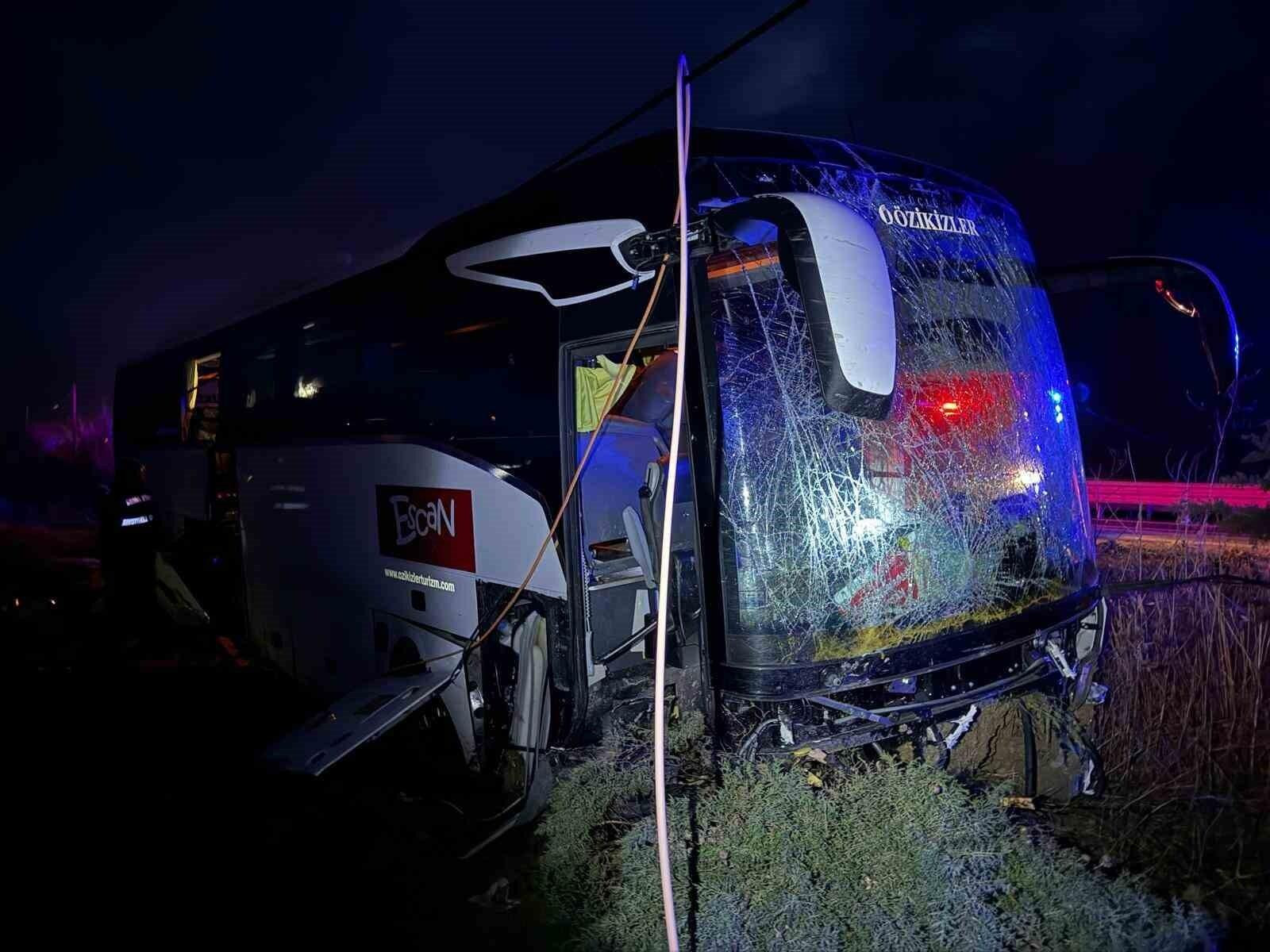 Çanakkale’de Yunanistan’dan İzmir’e Giden Otobüs Kaza Sonucu 11 Yolcu Yaralandı