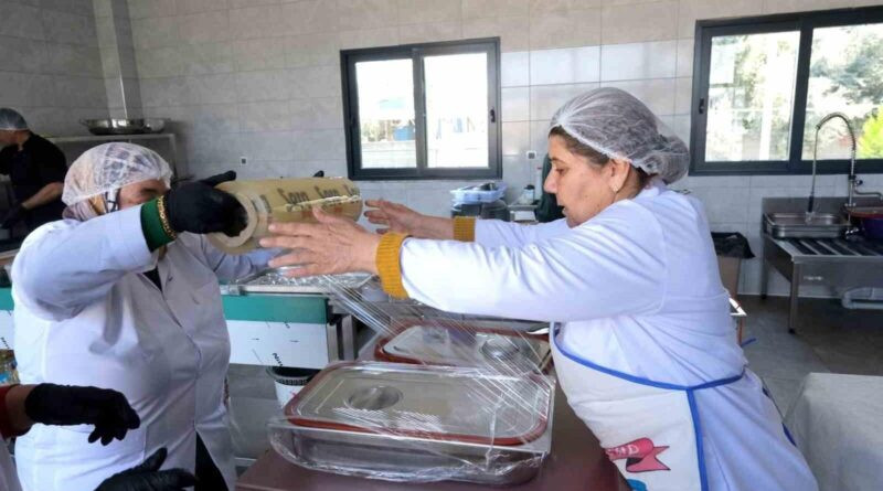 Ceyhan Belediye Başkanı Kadir Aydar'ın Ramazan'da Farklı Bir Uygulama: Evlere Sıcak Yemek 1