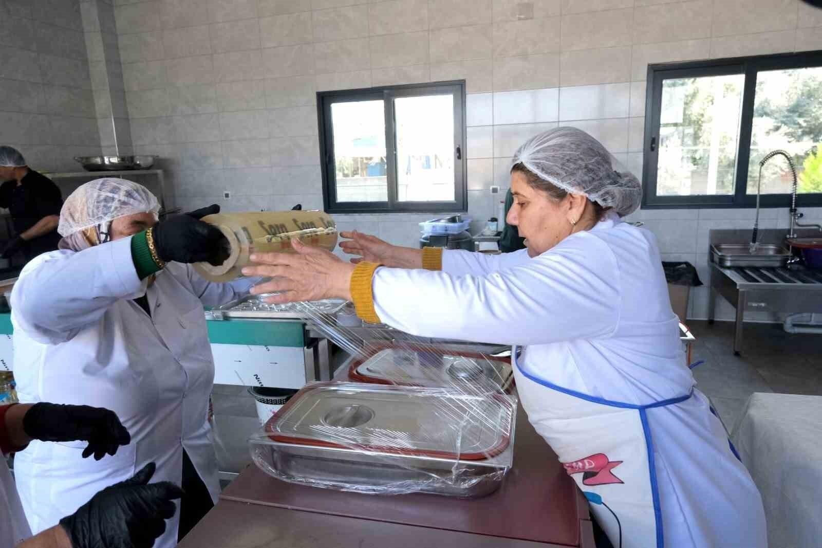 Ceyhan Belediye Başkanı Kadir Aydar’ın Ramazan’da Farklı Bir Uygulama: Evlere Sıcak Yemek