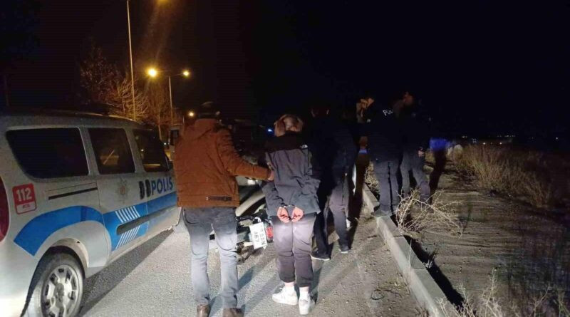 Çorum'da Polis Ekiplerinden Kaçan Motosikletli ve Yolcusu Yakalandı 1