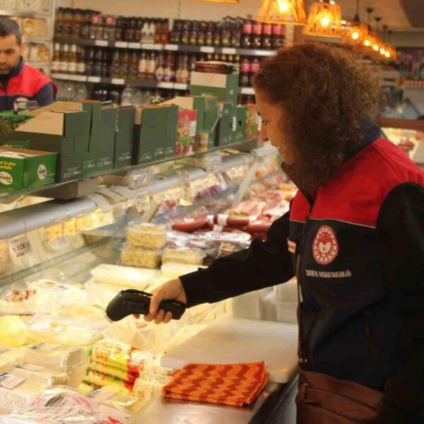 Denetim ekiplerinin gıda ürünlerini kontrol ettiği bir sahne-1