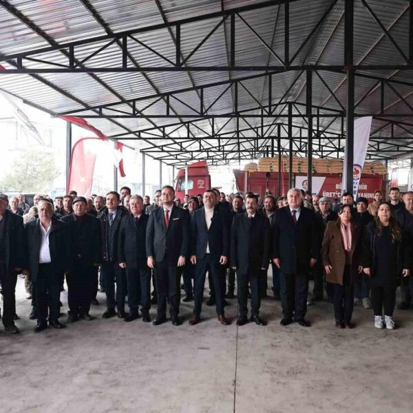 Denizli Büyükşehir Belediye Başkanı Bülent Nuri Çavuşoğlu, üreticilere mısır flake yem desteği veriyor.-3