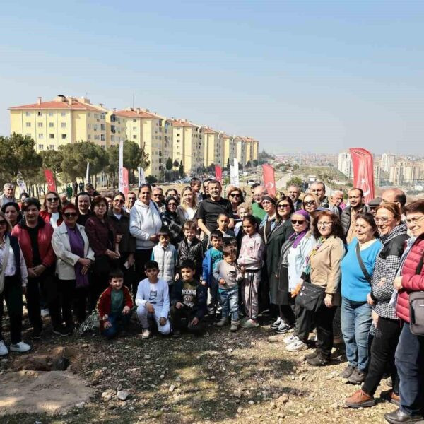 Denizli Büyükşehir Belediye Başkanı Bülent Nuri Çavuşoğlu zeytin fidanı dikerek etkinliğe katılıyor-1