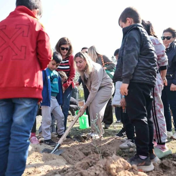 Denizli Büyükşehir Belediye Başkanı Bülent Nuri Çavuşoğlu zeytin fidanı dikerek etkinliğe katılıyor-5