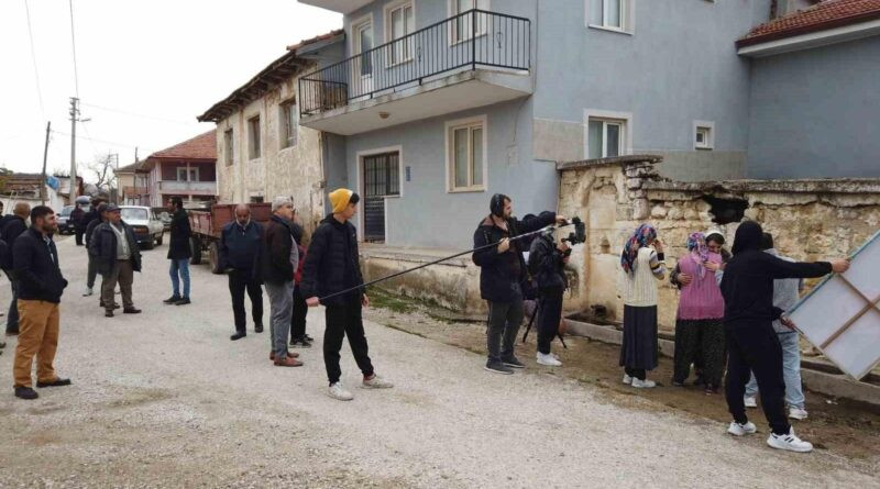 Denizli'nin Çivril İlçesinde Çekimleri Devam Eden 'Denizli'nin Horozları' Film Setinde Köylüler Profesyonel Oyunculara Taş Çıkarttı 1